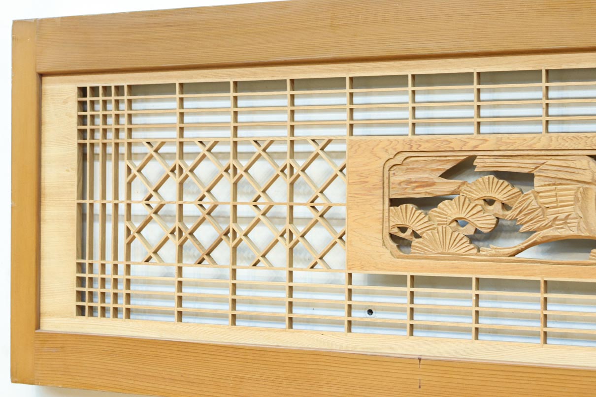 松と鶴の縁起の良い彫刻を描いた窓絵で華やいだ面持ちの彫刻欄間　EZ2868ab　在庫(a:1 b:1)枚