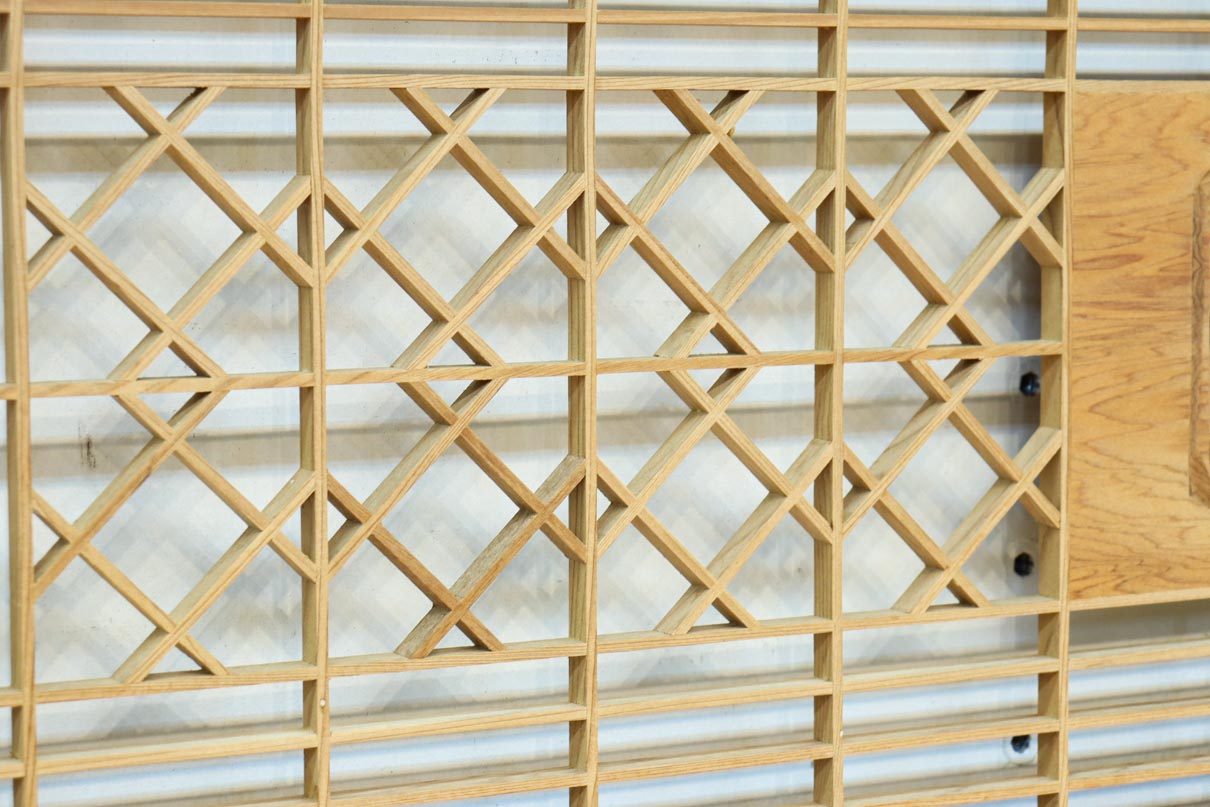 松と鶴の縁起の良い彫刻を描いた窓絵で華やいだ面持ちの彫刻欄間　EZ2868ab　在庫(a:1 b:1)枚