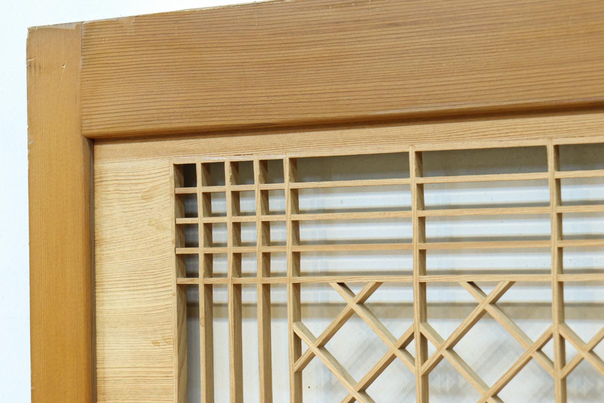 松と鶴の縁起の良い彫刻を描いた窓絵で華やいだ面持ちの彫刻欄間　EZ2868ab　在庫(a:1 b:1)枚