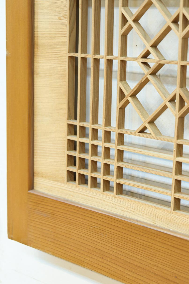 松と鶴の縁起の良い彫刻を描いた窓絵で華やいだ面持ちの彫刻欄間　EZ2868ab　在庫(a:1 b:1)枚