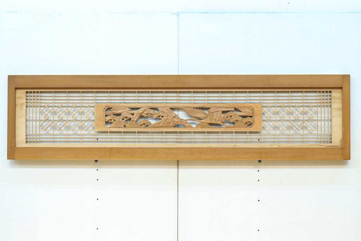 松と鶴の縁起の良い彫刻を描いた窓絵で華やいだ面持ちの彫刻欄間　EZ2868ab　在庫(a:1 b:1)枚