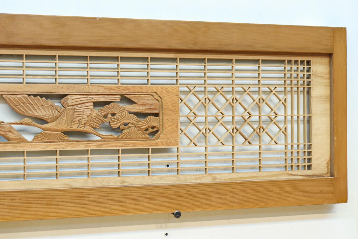 松と鶴の縁起の良い彫刻を描いた窓絵で華やいだ面持ちの彫刻欄間　EZ2868ab　在庫(a:1 b:1)枚