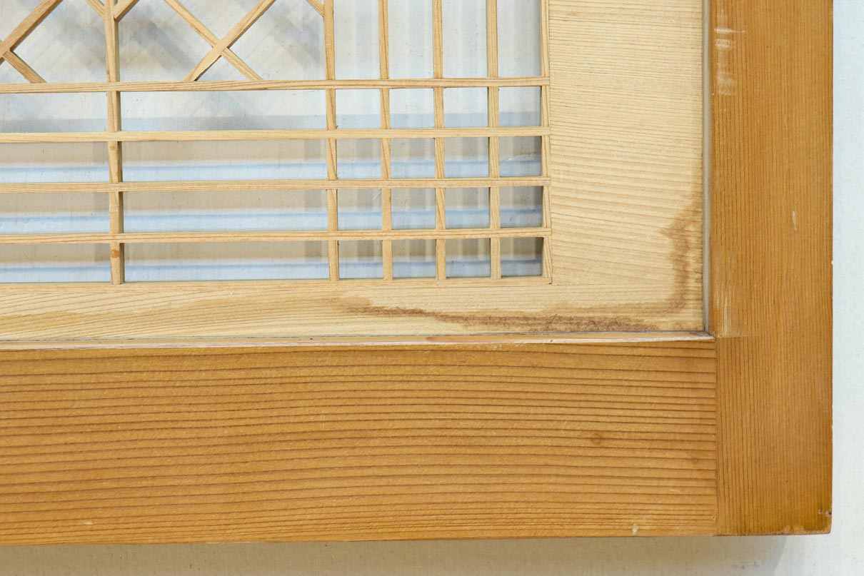 松と鶴の縁起の良い彫刻を描いた窓絵で華やいだ面持ちの彫刻欄間　EZ2868ab　在庫(a:1 b:1)枚