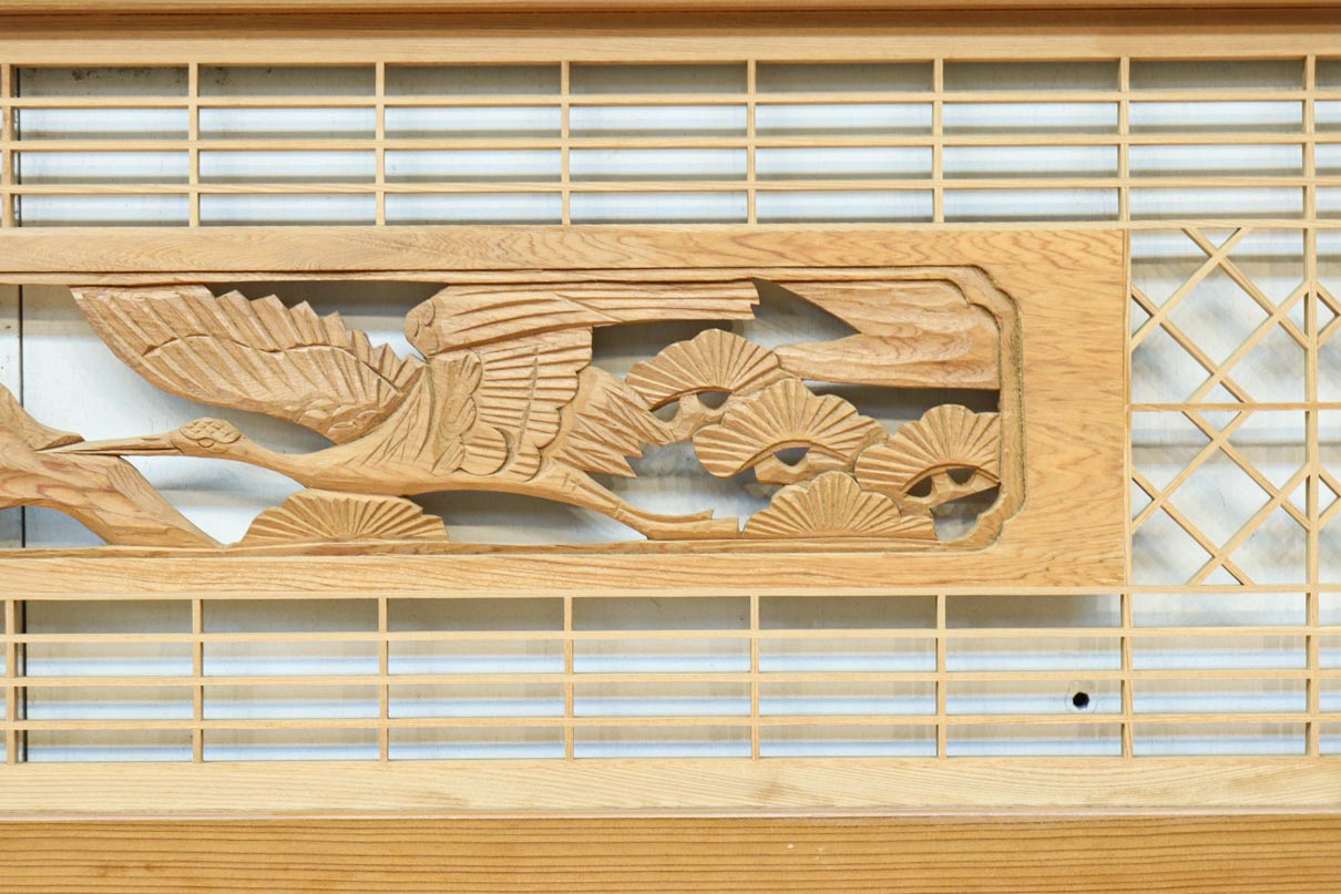 松と鶴の縁起の良い彫刻を描いた窓絵で華やいだ面持ちの彫刻欄間　EZ2868ab　在庫(a:1 b:1)枚