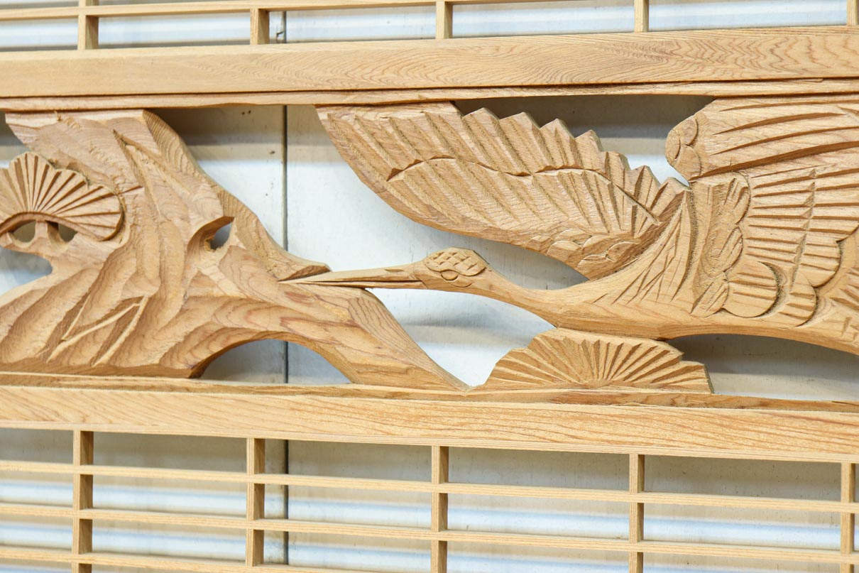 松と鶴の縁起の良い彫刻を描いた窓絵で華やいだ面持ちの彫刻欄間　EZ2868ab　在庫(a:1 b:1)枚