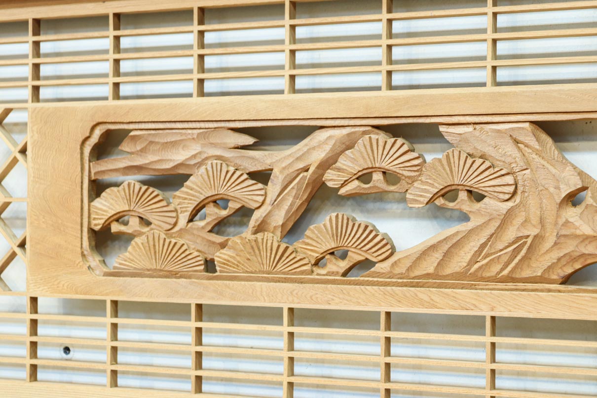 松と鶴の縁起の良い彫刻を描いた窓絵で華やいだ面持ちの彫刻欄間　EZ2868ab　在庫(a:1 b:1)枚