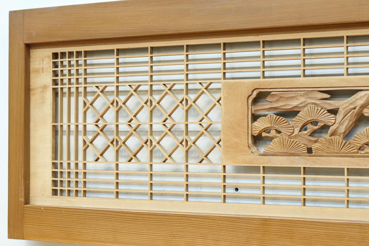 松と鶴の縁起の良い彫刻を描いた窓絵で華やいだ面持ちの彫刻欄間　EZ2868ab　在庫(a:1 b:1)枚