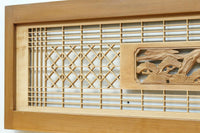 松と鶴の縁起の良い彫刻を描いた窓絵で華やいだ面持ちの彫刻欄間　EZ2868ab　在庫(a:1 b:1)枚
