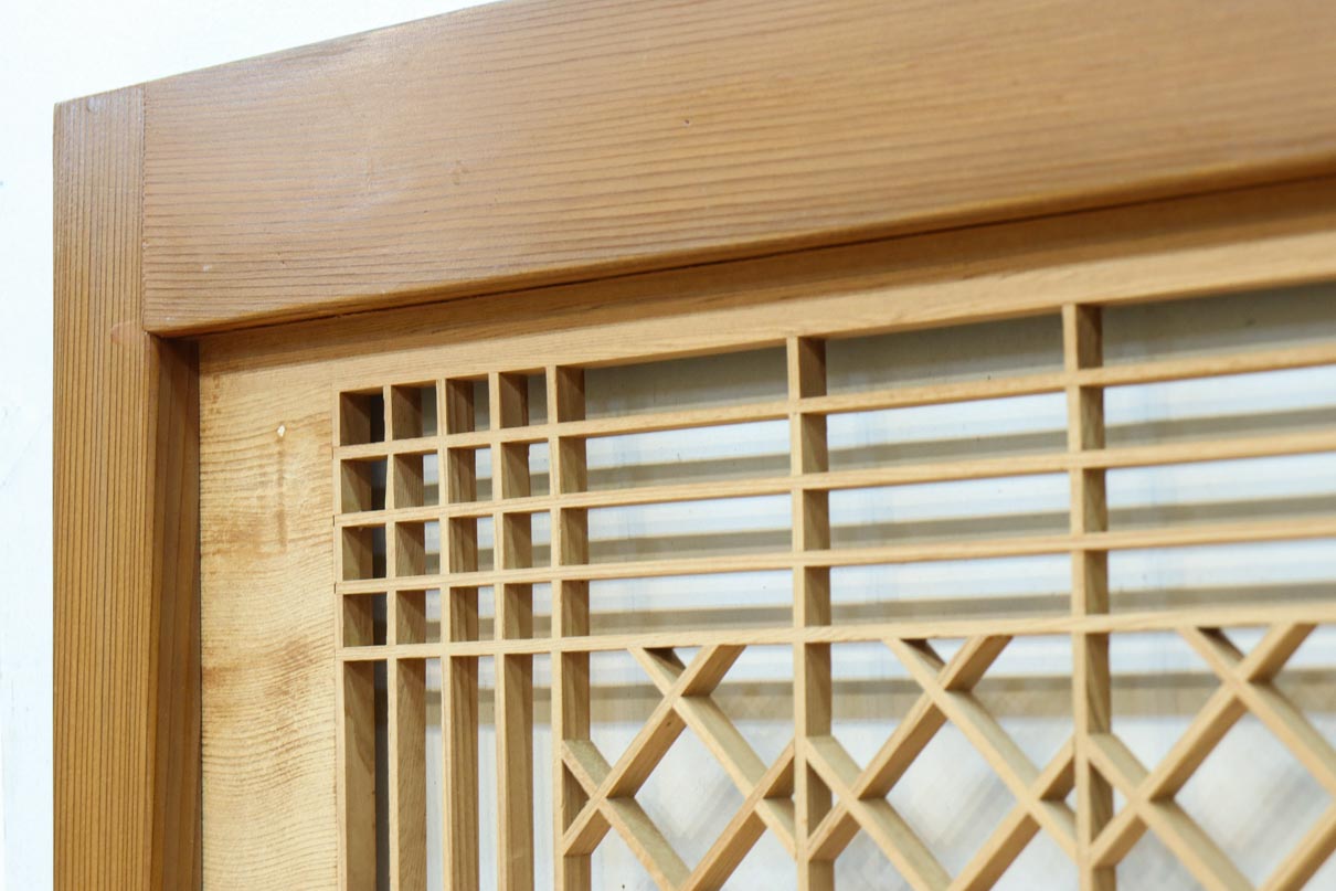 松と鶴の縁起の良い彫刻を描いた窓絵で華やいだ面持ちの彫刻欄間　EZ2868ab　在庫(a:1 b:1)枚