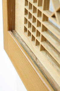 松と鶴の縁起の良い彫刻を描いた窓絵で華やいだ面持ちの彫刻欄間　EZ2868ab　在庫(a:1 b:1)枚