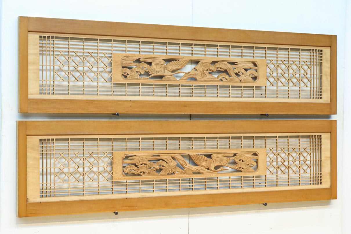 松と鶴の縁起の良い彫刻を描いた窓絵で華やいだ面持ちの彫刻欄間　EZ2868ab　在庫(a:1 b:1)枚