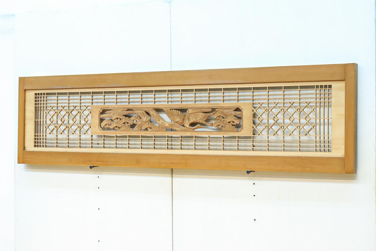 松と鶴の縁起の良い彫刻を描いた窓絵で華やいだ面持ちの彫刻欄間　EZ2868ab　在庫(a:1 b:1)枚