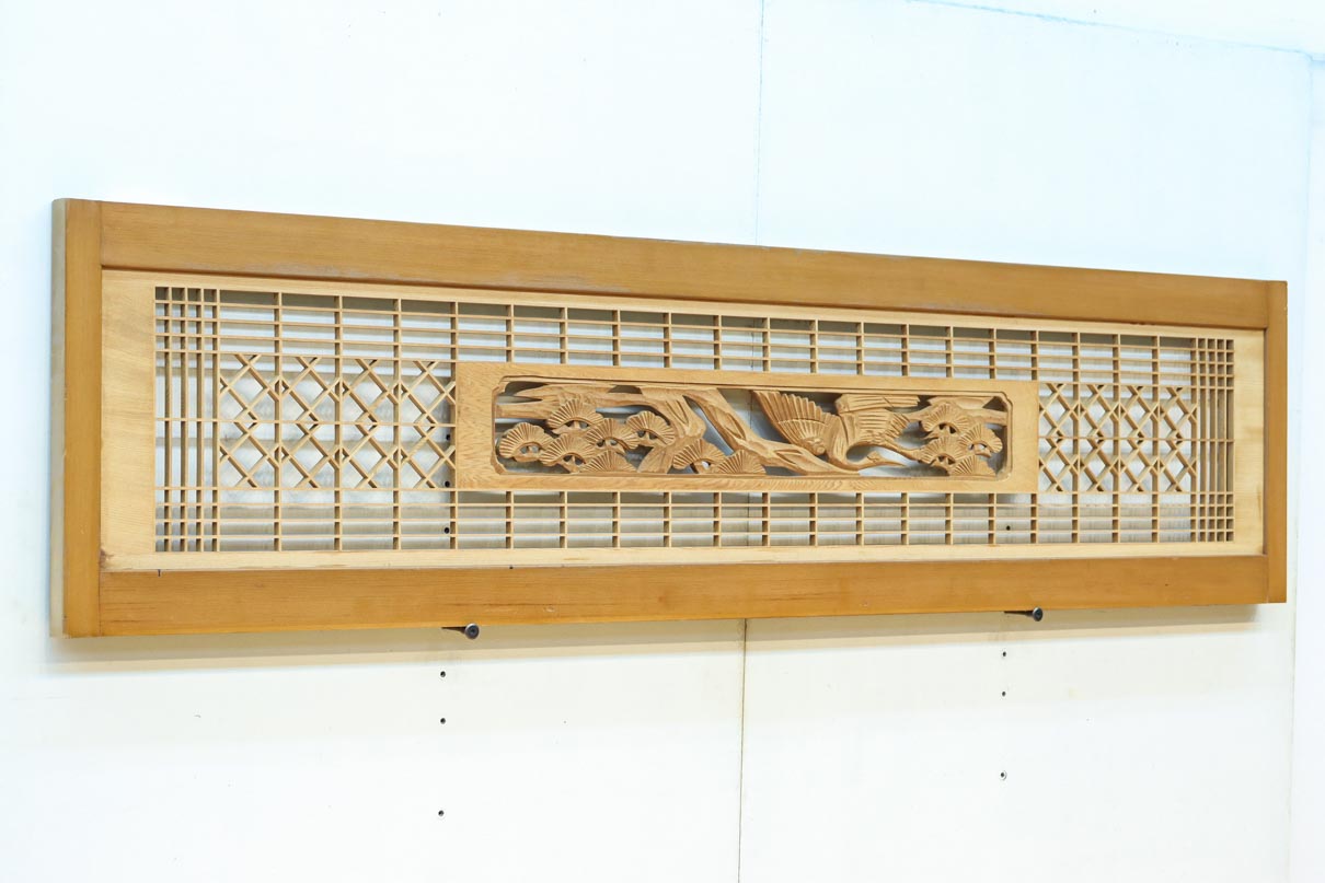 松と鶴の縁起の良い彫刻を描いた窓絵で華やいだ面持ちの彫刻欄間　EZ2868ab　在庫(a:1 b:1)枚