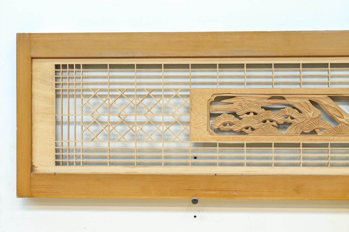 松と鶴の縁起の良い彫刻を描いた窓絵で華やいだ面持ちの彫刻欄間　EZ2868ab　在庫(a:1 b:1)枚