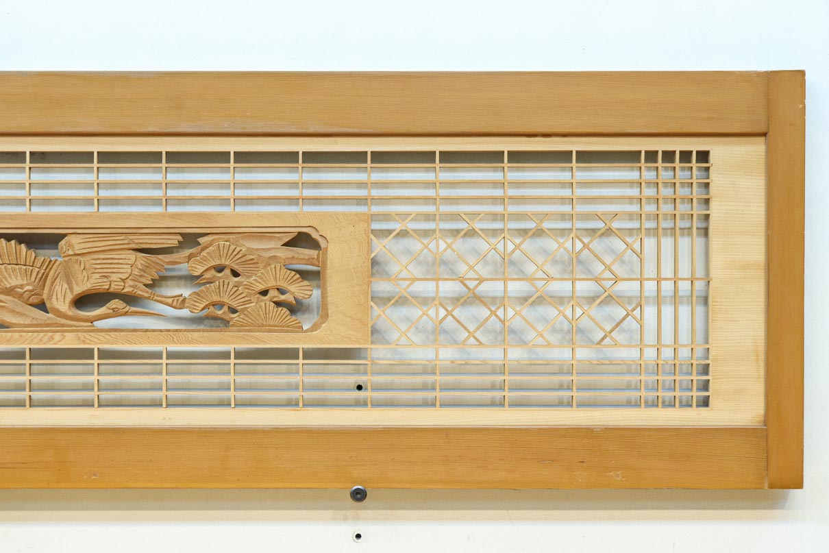 松と鶴の縁起の良い彫刻を描いた窓絵で華やいだ面持ちの彫刻欄間　EZ2868ab　在庫(a:1 b:1)枚