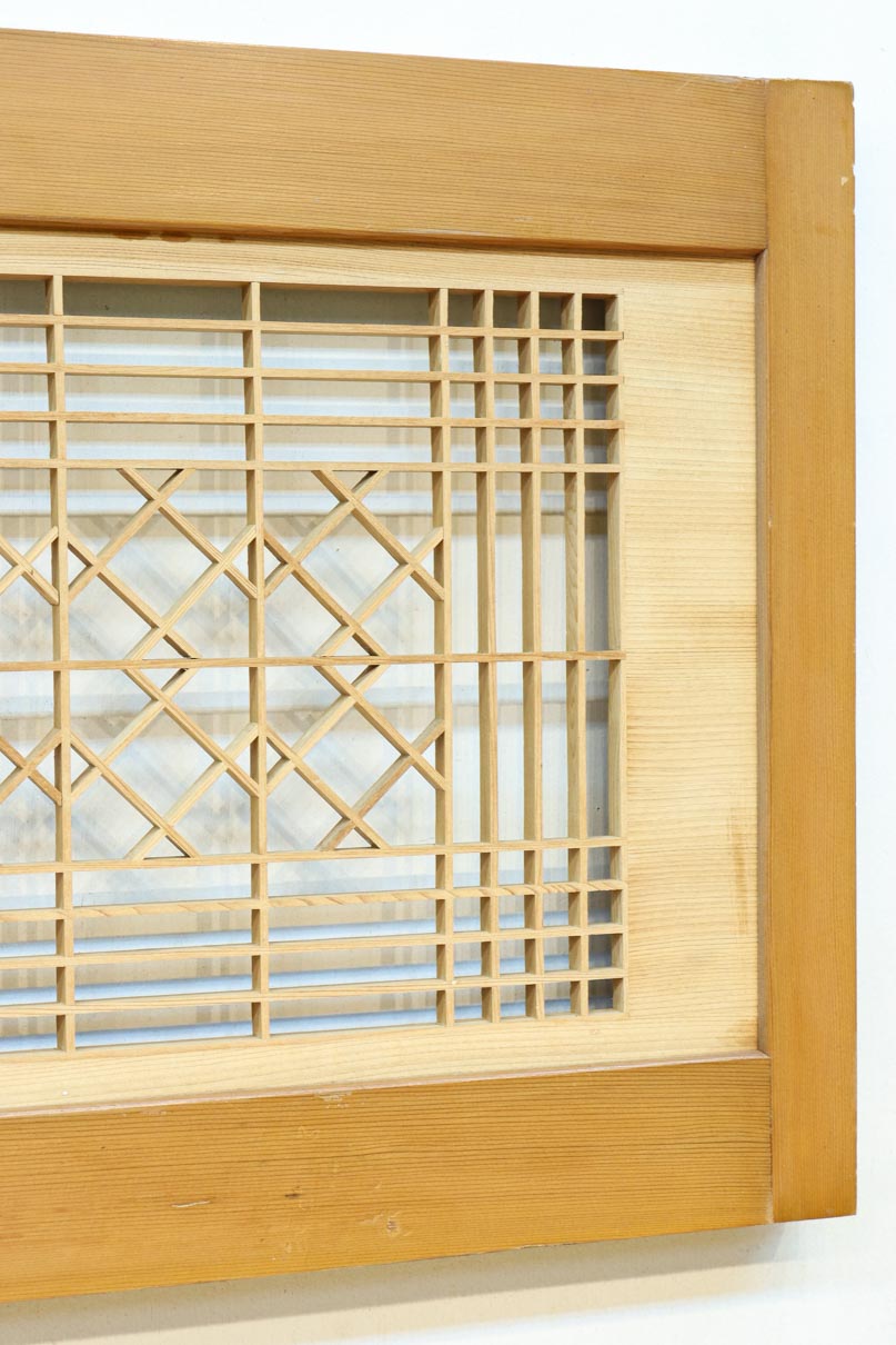 松と鶴の縁起の良い彫刻を描いた窓絵で華やいだ面持ちの彫刻欄間　EZ2868ab　在庫(a:1 b:1)枚