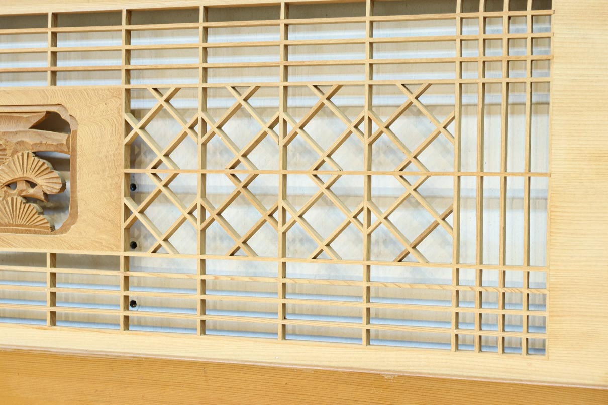 松と鶴の縁起の良い彫刻を描いた窓絵で華やいだ面持ちの彫刻欄間　EZ2868ab　在庫(a:1 b:1)枚