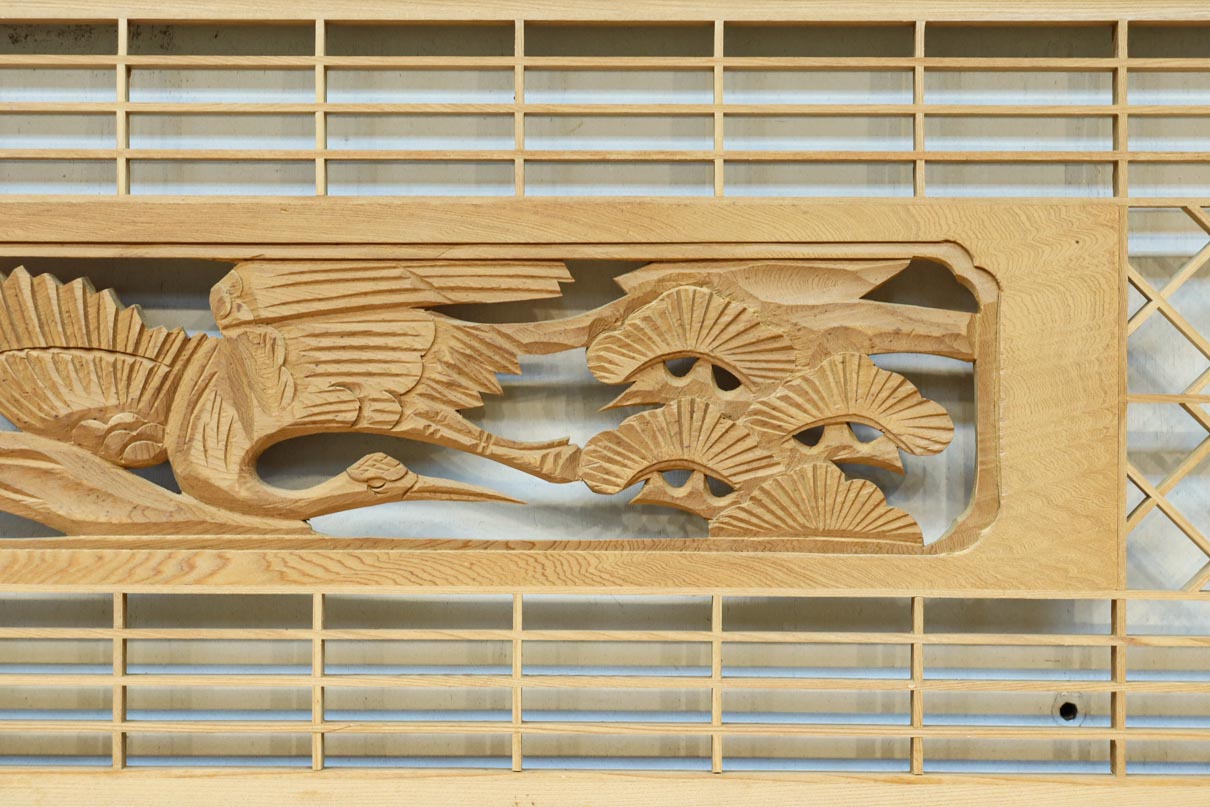松と鶴の縁起の良い彫刻を描いた窓絵で華やいだ面持ちの彫刻欄間　EZ2868ab　在庫(a:1 b:1)枚
