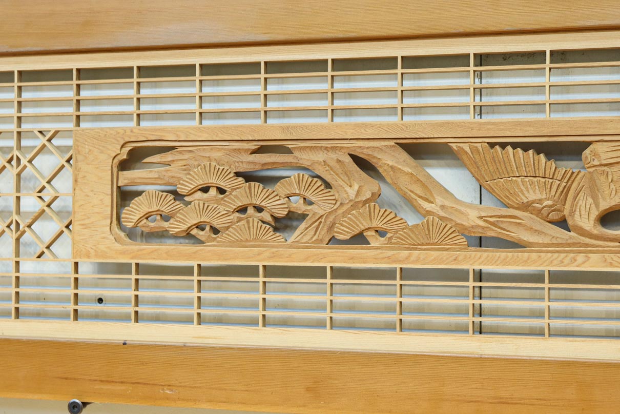 松と鶴の縁起の良い彫刻を描いた窓絵で華やいだ面持ちの彫刻欄間　EZ2868ab　在庫(a:1 b:1)枚