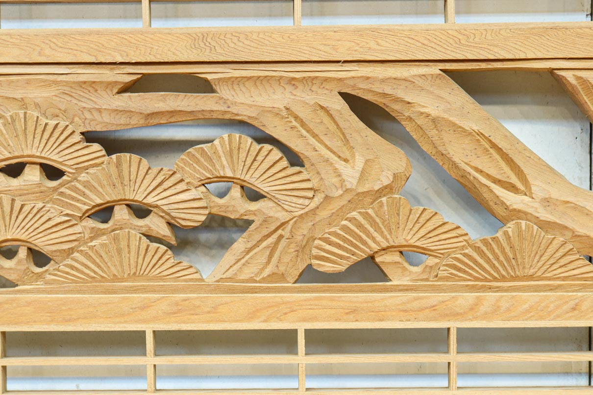 松と鶴の縁起の良い彫刻を描いた窓絵で華やいだ面持ちの彫刻欄間　EZ2868ab　在庫(a:1 b:1)枚