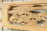 松と鶴の縁起の良い彫刻を描いた窓絵で華やいだ面持ちの彫刻欄間　EZ2868ab　在庫(a:1 b:1)枚