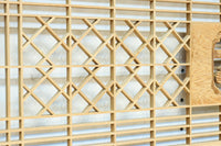 松と鶴の縁起の良い彫刻を描いた窓絵で華やいだ面持ちの彫刻欄間　EZ2868ab　在庫(a:1 b:1)枚