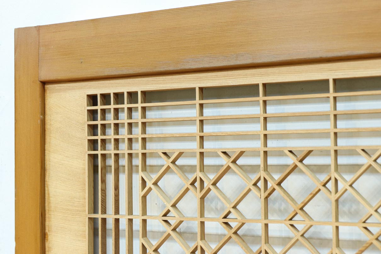 松と鶴の縁起の良い彫刻を描いた窓絵で華やいだ面持ちの彫刻欄間　EZ2868ab　在庫(a:1 b:1)枚