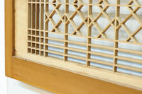 松と鶴の縁起の良い彫刻を描いた窓絵で華やいだ面持ちの彫刻欄間　EZ2868ab　在庫(a:1 b:1)枚