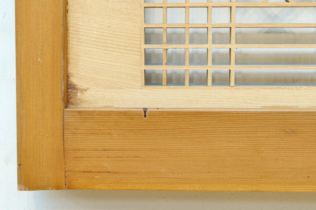 松と鶴の縁起の良い彫刻を描いた窓絵で華やいだ面持ちの彫刻欄間　EZ2868ab　在庫(a:1 b:1)枚