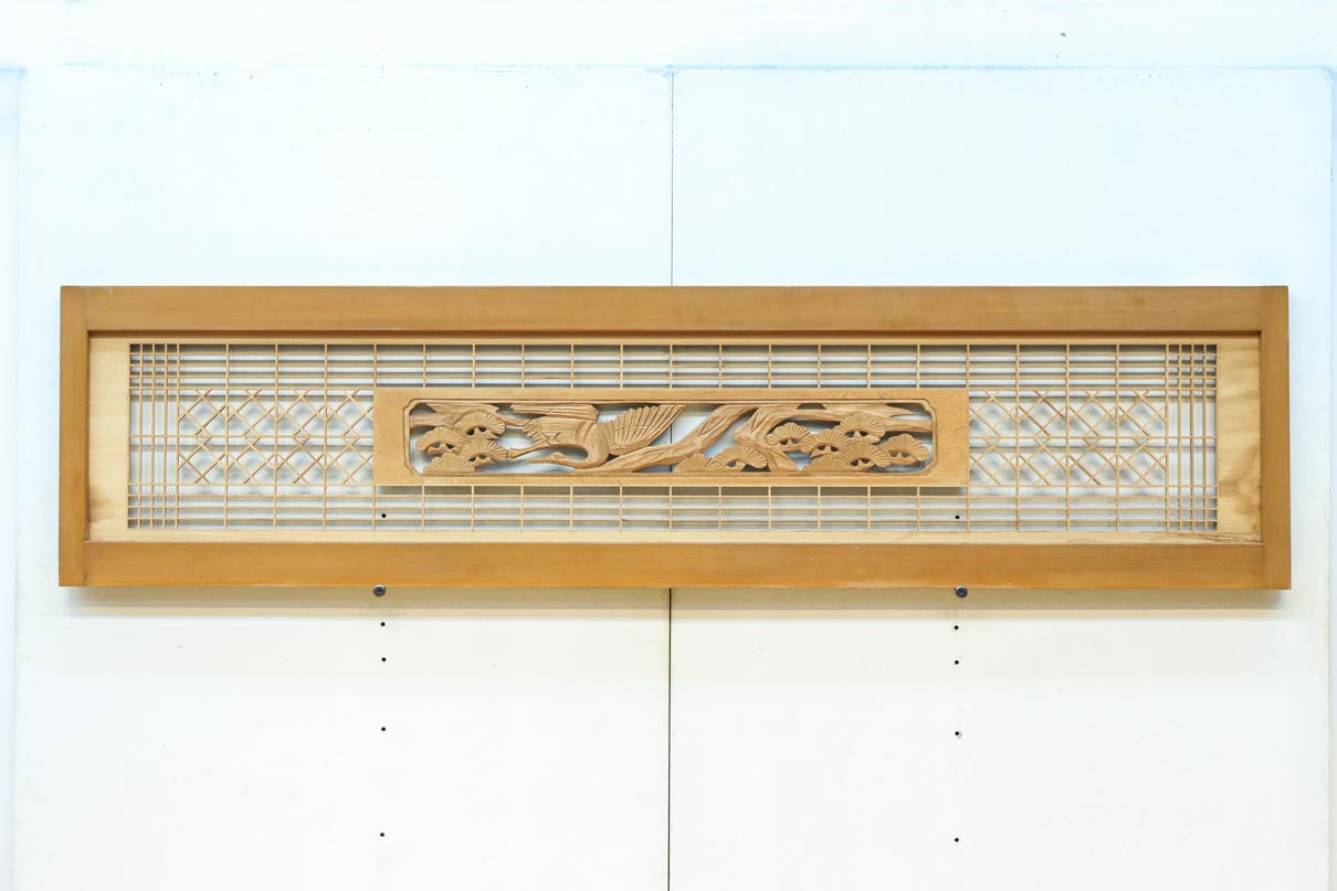 松と鶴の縁起の良い彫刻を描いた窓絵で華やいだ面持ちの彫刻欄間　EZ2868ab　在庫(a:1 b:1)枚