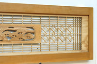 松と鶴の縁起の良い彫刻を描いた窓絵で華やいだ面持ちの彫刻欄間　EZ2868ab　在庫(a:1 b:1)枚