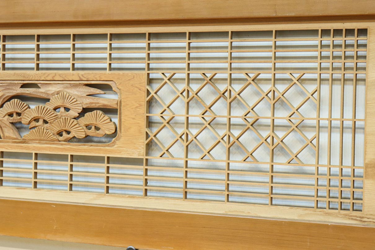 松と鶴の縁起の良い彫刻を描いた窓絵で華やいだ面持ちの彫刻欄間　EZ2868ab　在庫(a:1 b:1)枚