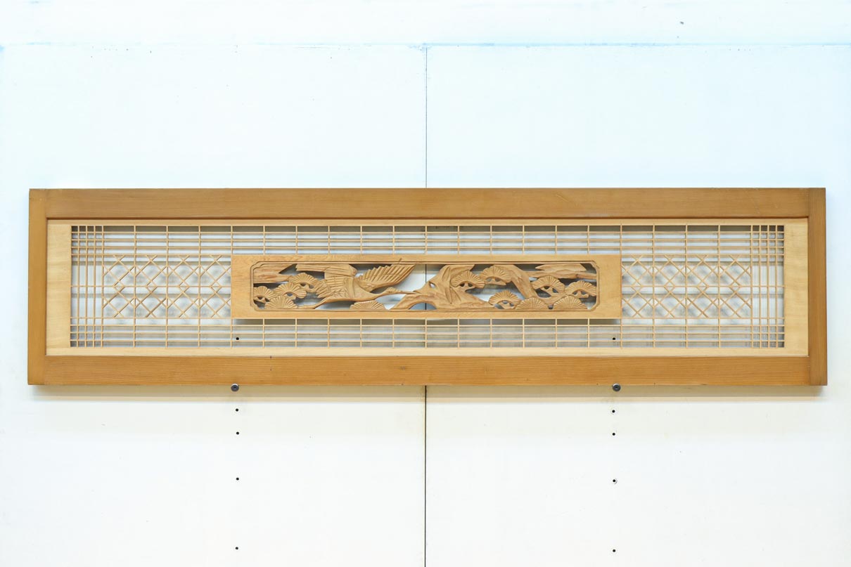 松と鶴の縁起の良い彫刻を描いた窓絵で華やいだ面持ちの彫刻欄間　EZ2868ab　在庫(a:1 b:1)枚