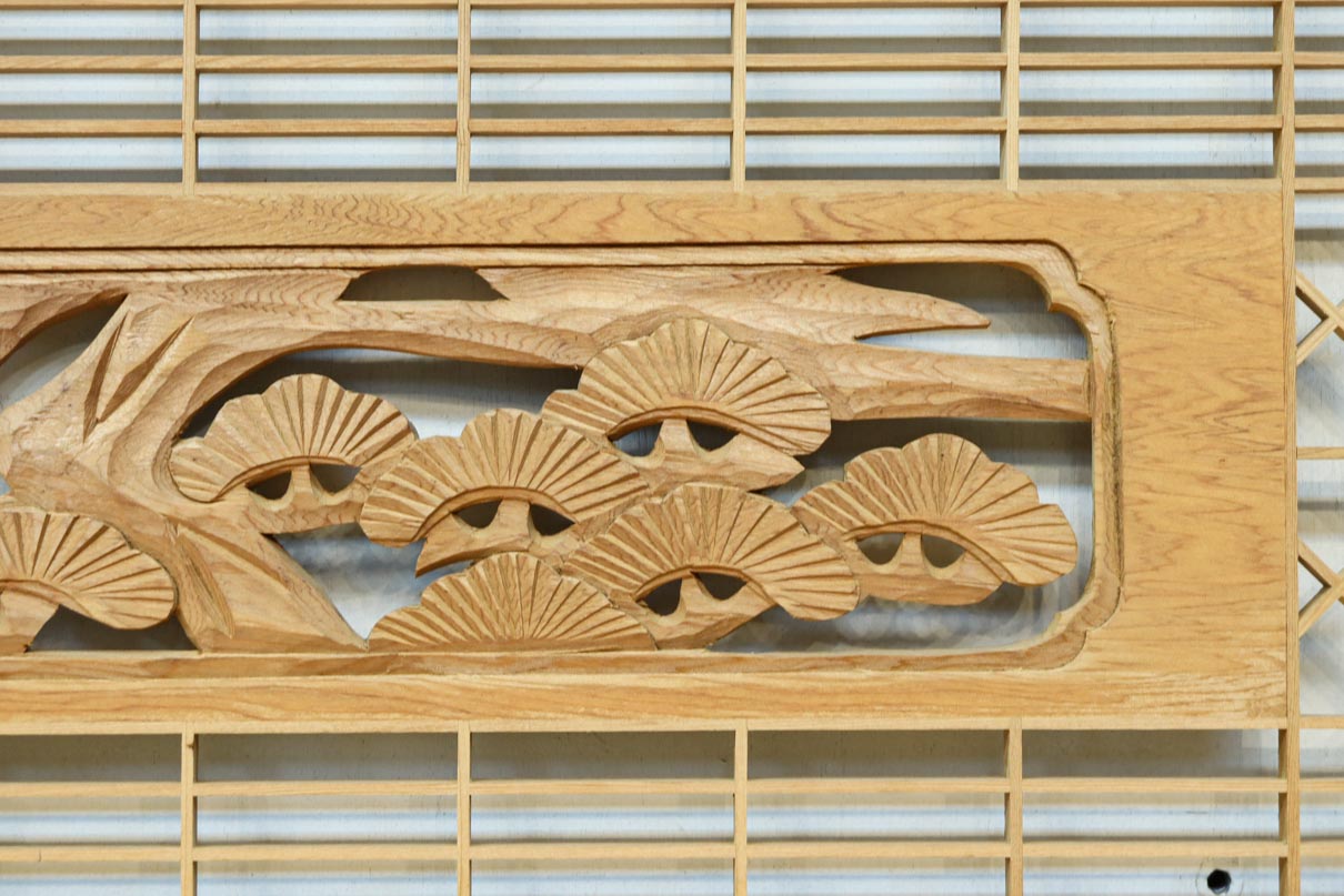 松と鶴の縁起の良い彫刻を描いた窓絵で華やいだ面持ちの彫刻欄間　EZ2868ab　在庫(a:1 b:1)枚