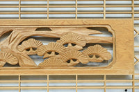 松と鶴の縁起の良い彫刻を描いた窓絵で華やいだ面持ちの彫刻欄間　EZ2868ab　在庫(a:1 b:1)枚