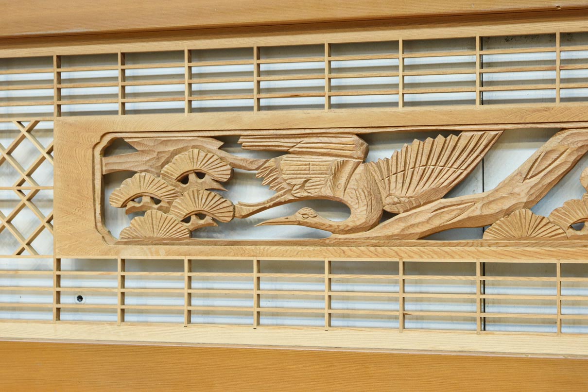 松と鶴の縁起の良い彫刻を描いた窓絵で華やいだ面持ちの彫刻欄間　EZ2868ab　在庫(a:1 b:1)枚