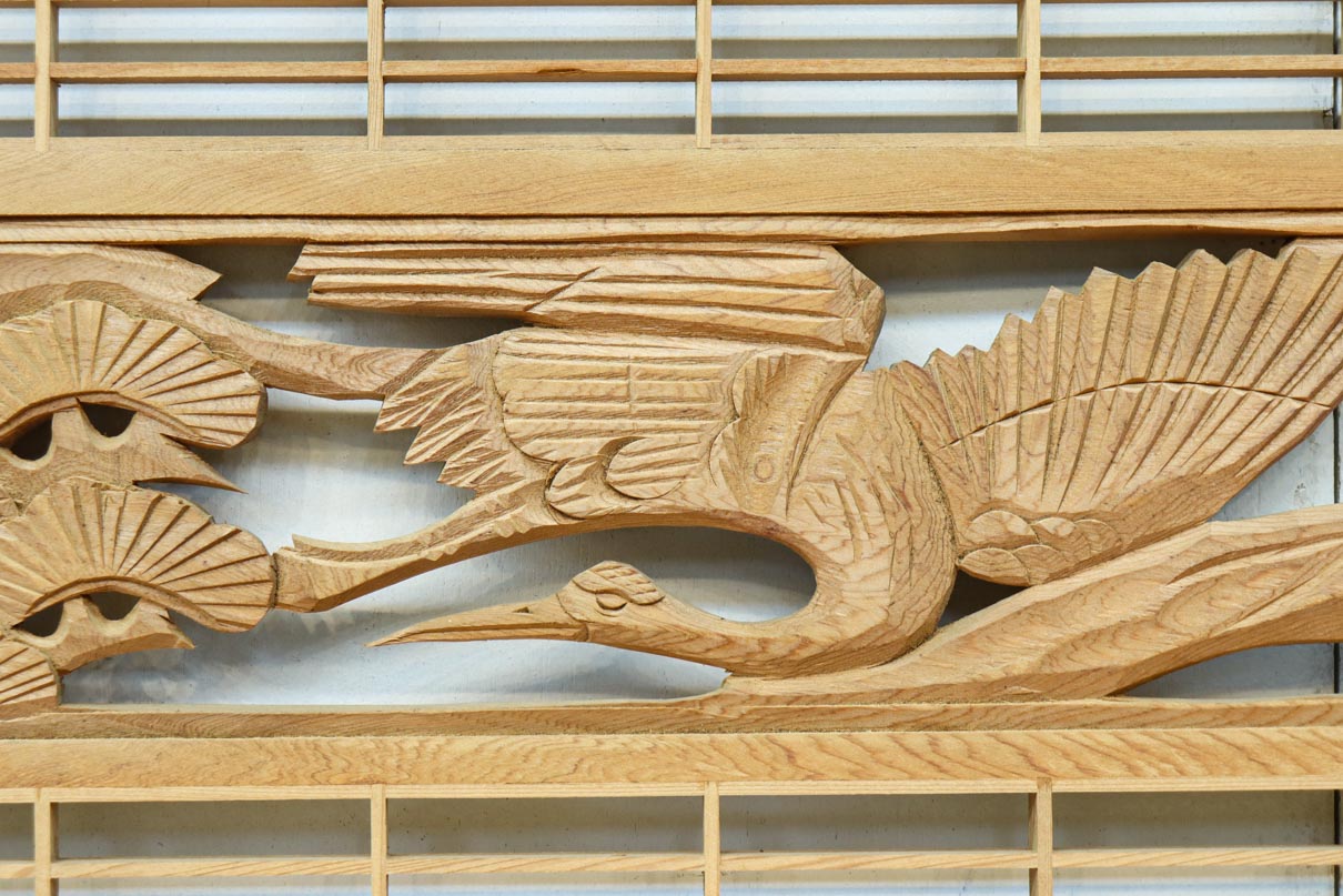 松と鶴の縁起の良い彫刻を描いた窓絵で華やいだ面持ちの彫刻欄間　EZ2868ab　在庫(a:1 b:1)枚