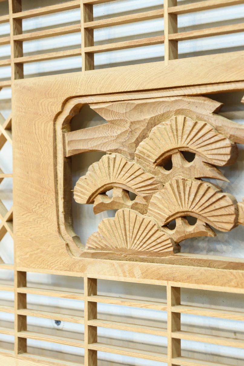 松と鶴の縁起の良い彫刻を描いた窓絵で華やいだ面持ちの彫刻欄間　EZ2868ab　在庫(a:1 b:1)枚