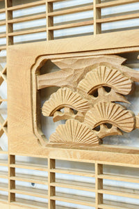 松と鶴の縁起の良い彫刻を描いた窓絵で華やいだ面持ちの彫刻欄間　EZ2868ab　在庫(a:1 b:1)枚