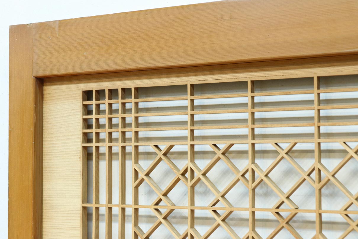 松と鶴の縁起の良い彫刻を描いた窓絵で華やいだ面持ちの彫刻欄間　EZ2868ab　在庫(a:1 b:1)枚