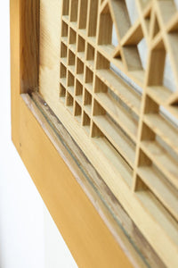 松と鶴の縁起の良い彫刻を描いた窓絵で華やいだ面持ちの彫刻欄間　EZ2868ab　在庫(a:1 b:1)枚