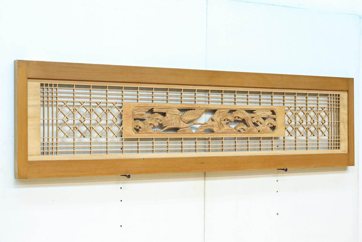 松と鶴の縁起の良い彫刻を描いた窓絵で華やいだ面持ちの彫刻欄間　EZ2868ab　在庫(a:1 b:1)枚