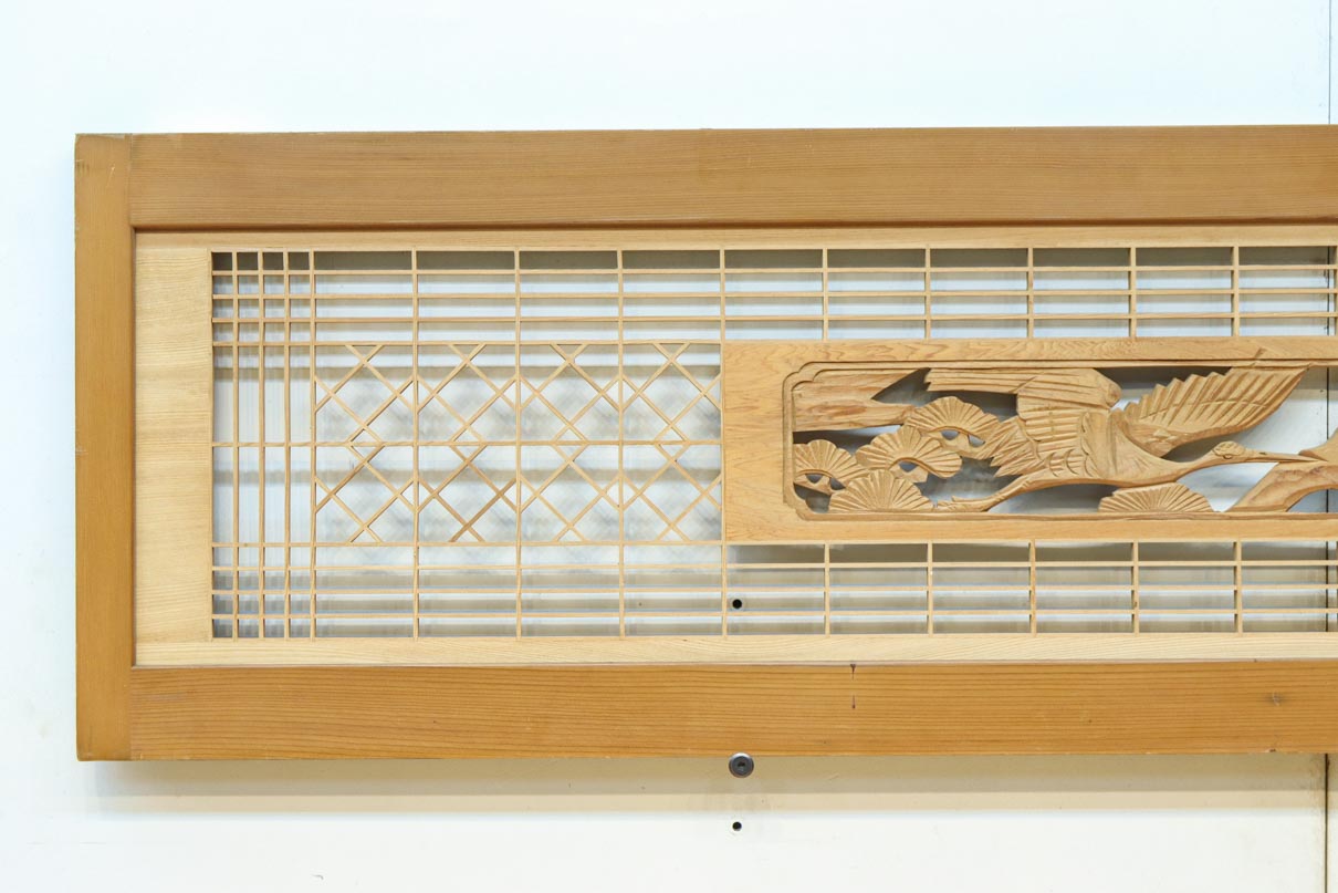 松と鶴の縁起の良い彫刻を描いた窓絵で華やいだ面持ちの彫刻欄間　EZ2868ab　在庫(a:1 b:1)枚