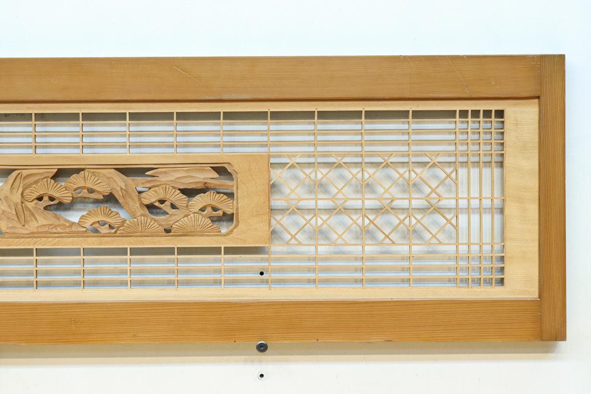 松と鶴の縁起の良い彫刻を描いた窓絵で華やいだ面持ちの彫刻欄間　EZ2868ab　在庫(a:1 b:1)枚