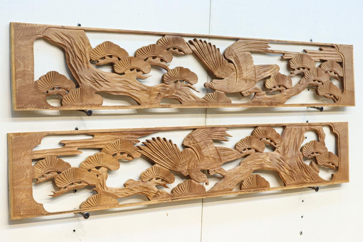 雄々しい鷹が松の木に身を隠す彫刻欄間素材　EZ2871ab　在庫(a:1 b:1)枚