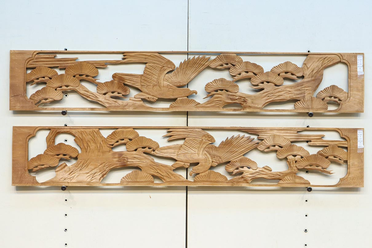 雄々しい鷹が松の木に身を隠す彫刻欄間素材　EZ2871ab　在庫(a:1 b:1)枚