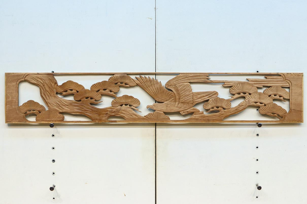 雄々しい鷹が松の木に身を隠す彫刻欄間素材　EZ2871ab　在庫(a:1 b:1)枚