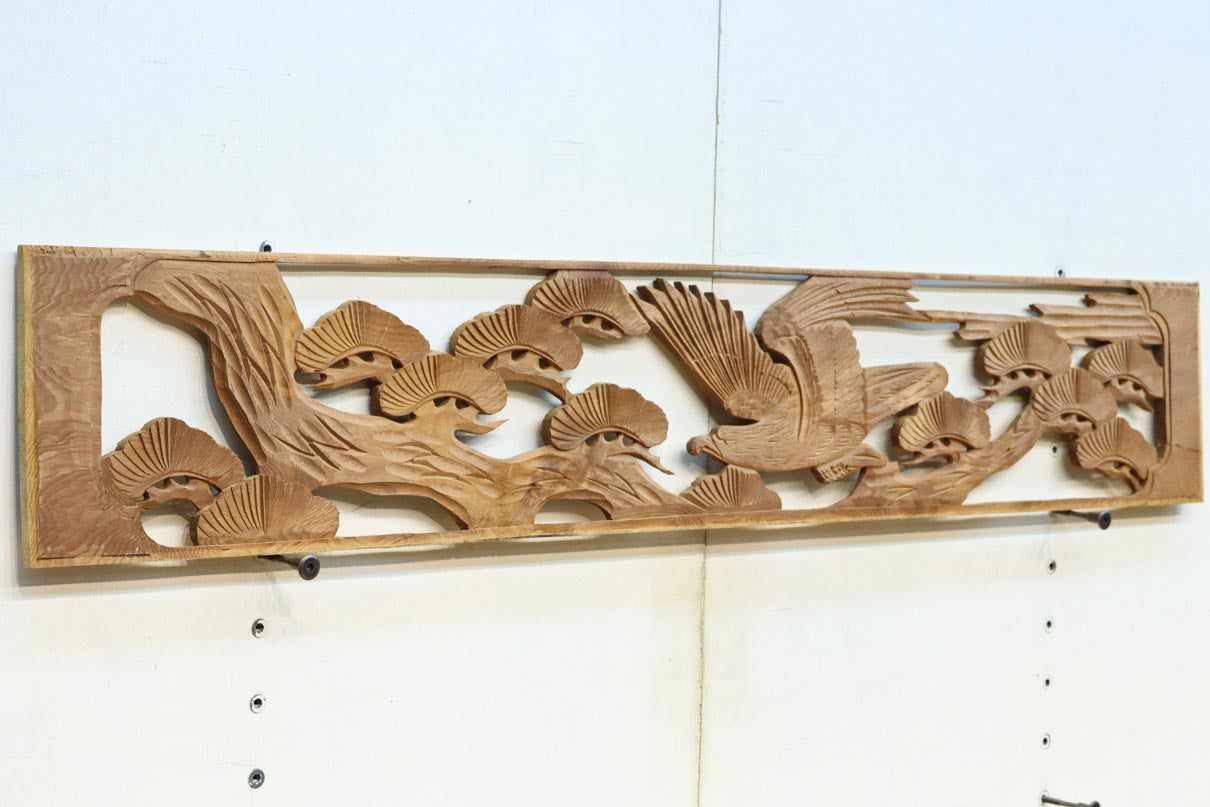 雄々しい鷹が松の木に身を隠す彫刻欄間素材　EZ2871ab　在庫(a:1 b:1)枚