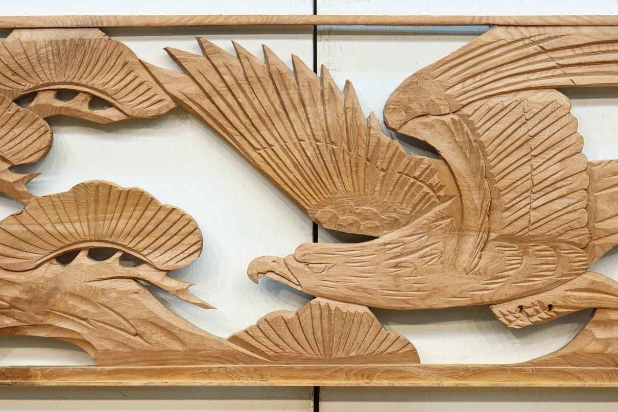 雄々しい鷹が松の木に身を隠す彫刻欄間素材　EZ2871ab　在庫(a:1 b:1)枚