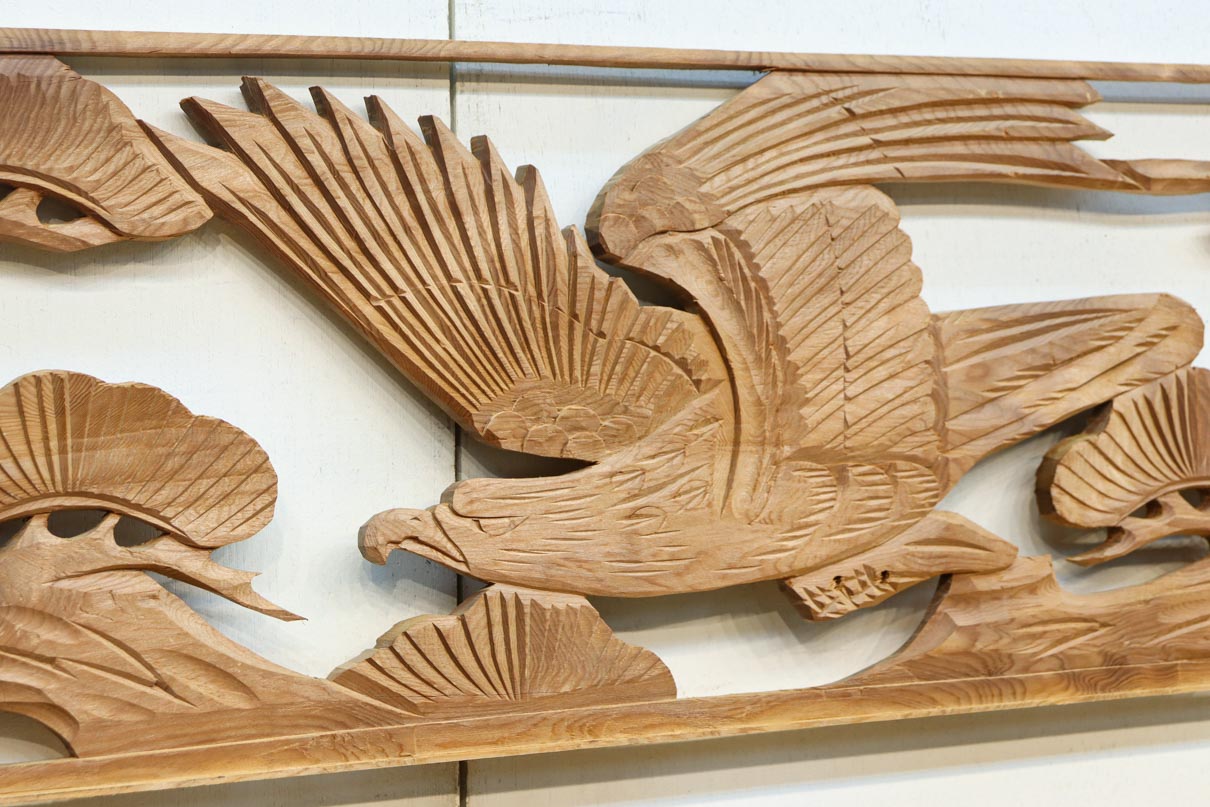 雄々しい鷹が松の木に身を隠す彫刻欄間素材　EZ2871ab　在庫(a:1 b:1)枚